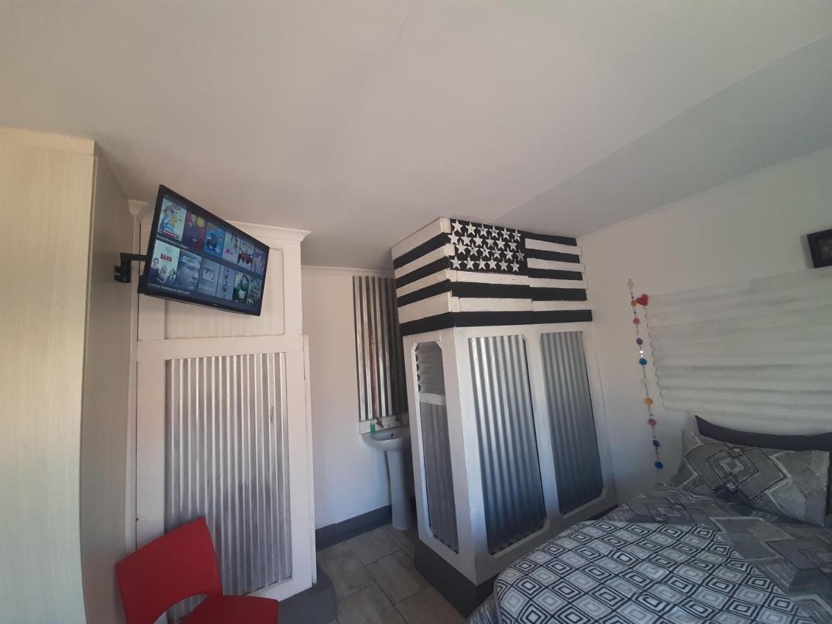 Mykhaya-Your Home Away From Home Kempton Park Eksteriør billede