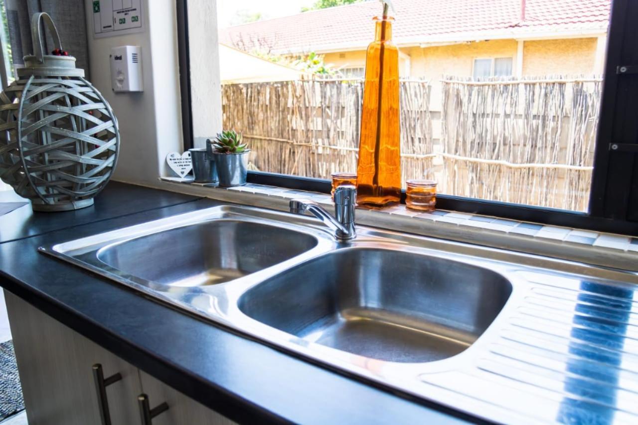 Mykhaya-Your Home Away From Home Kempton Park Eksteriør billede