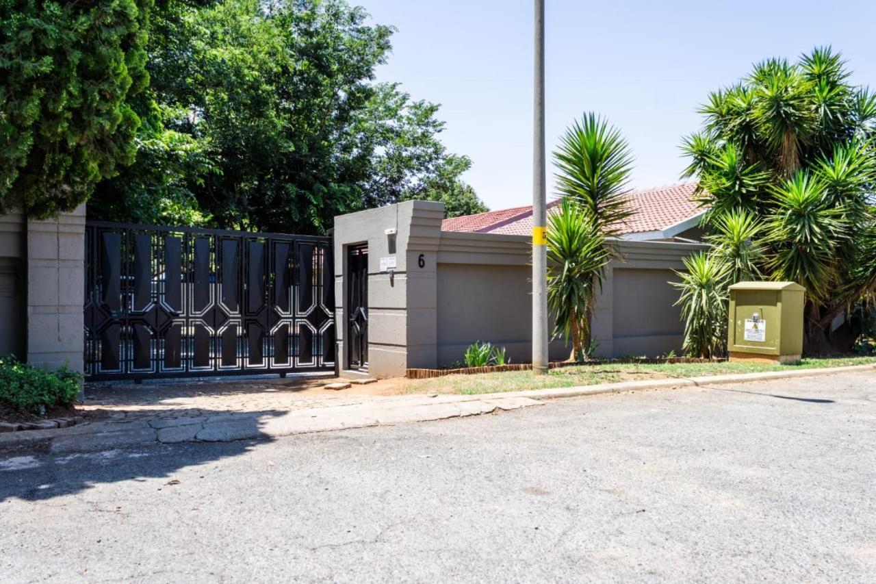 Mykhaya-Your Home Away From Home Kempton Park Eksteriør billede
