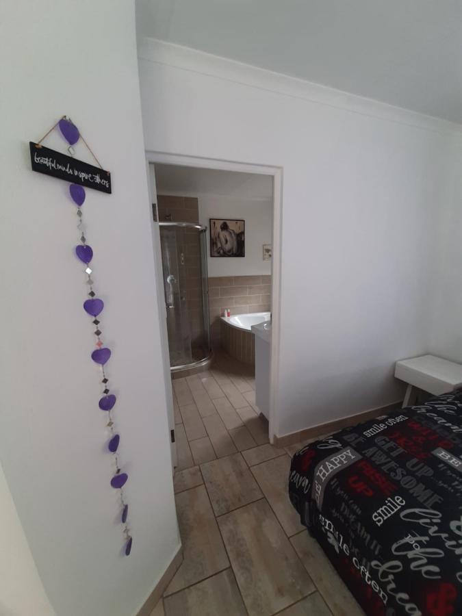 Mykhaya-Your Home Away From Home Kempton Park Eksteriør billede